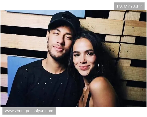 内马尔与名媛同框晚宴，社媒评论炸开了锅