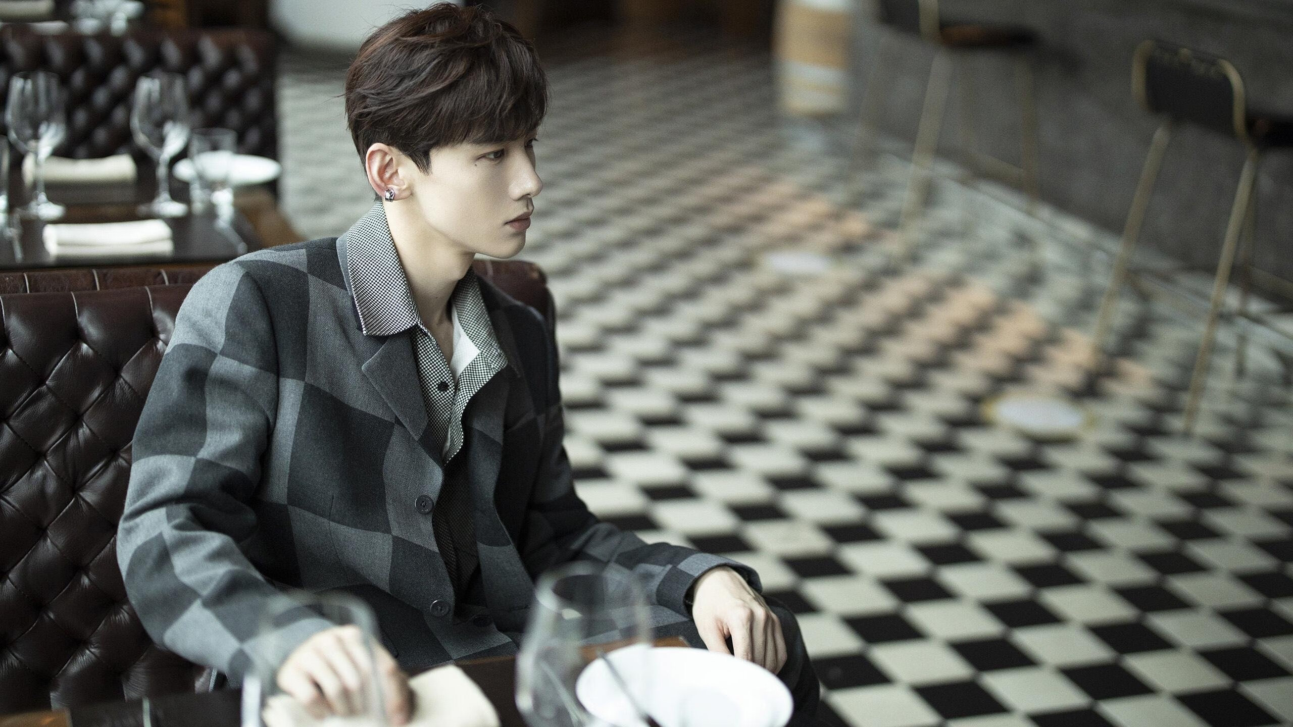 1000元套餐成新生入学“刚需”，家长感叹经济压力大